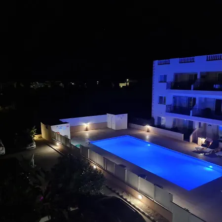 Stunning Views' With Pool Apartman *